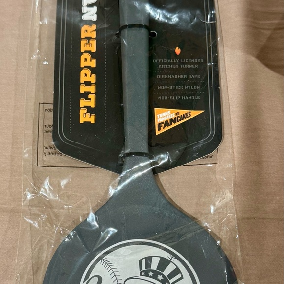 New York Yankees Memorabilia Lot Ltd Edition Baseball, Snoopy Pez, cards, flip - Picture 12 of 16